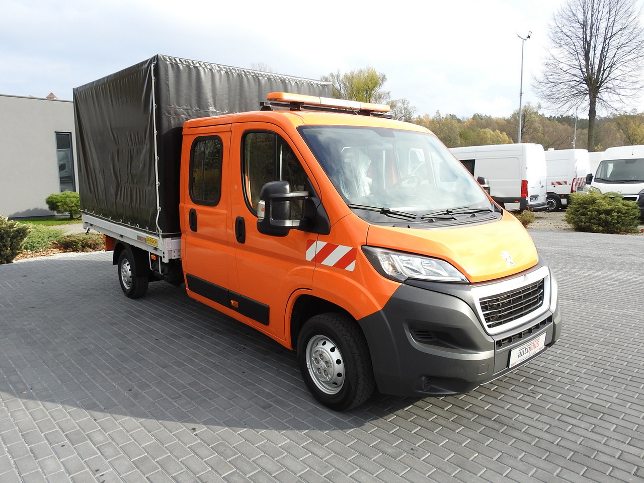 PEUGEOT BOXER STAKE BODY TARPAULIN DOUBLE CABIN DOKA 7 SEATS AIR CONDITIONING PNEUMATICS 140HP - Utilitaire double cabine: photos 4 PEUGEOT BOXER STAKE BODY TARPAULIN DOUBLE CABIN DOKA 7 SEATS AIR CONDITIONING PNEUMATICS 140HP - Utilitaire double cabine: photos 4