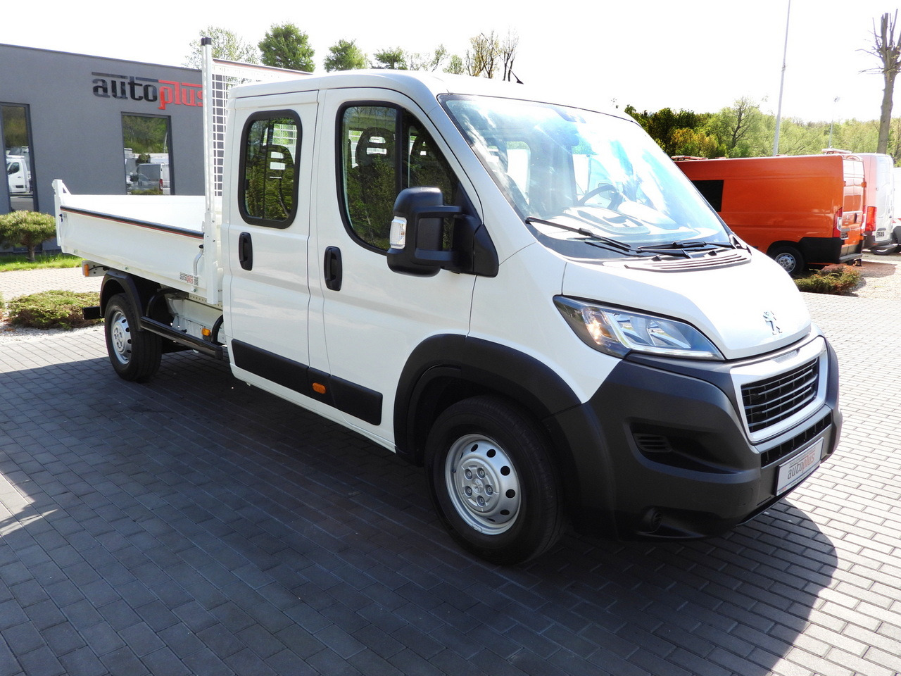 PEUGEOT BOXER TIPPER DOUBLE CABIN DOKA 7 SEATS CRUISE CONTROL AIR CONDITIONING 140HP - Utilitaire benne: photos 4 PEUGEOT BOXER TIPPER DOUBLE CABIN DOKA 7 SEATS CRUISE CONTROL AIR CONDITIONING 140HP - Utilitaire benne: photos 4