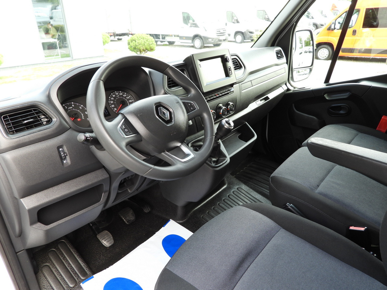 RENAULT MASTER BOX DELIVERY VAN 7 SEATS CRUISE CONTROL NAVIGATION LED LIGHTS AIR CONDITIONING  135HP - Fourgon utilitaire: photos 2 RENAULT MASTER BOX DELIVERY VAN 7 SEATS CRUISE CONTROL NAVIGATION LED LIGHTS AIR CONDITIONING  135HP - Fourgon utilitaire: photos 2