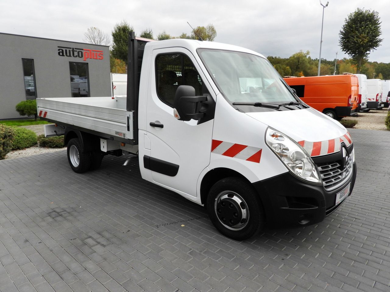 RENAULT MASTER STAKE BODY CRUISE CONTROL NAVIGATION TWIN WHEELS AIR CONDITIONING 130HP - Utilitaire plateau: photos 4 RENAULT MASTER STAKE BODY CRUISE CONTROL NAVIGATION TWIN WHEELS AIR CONDITIONING 130HP - Utilitaire plateau: photos 4