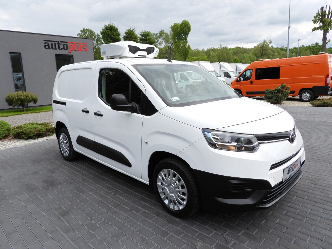 TOYOTA PROACE CITY  REFRIGERATOR VAN -15*C POWER SUPPLY 230V CRUISE CONTROL AIR CONDITIONING  100HP - Utilitaire frigorifique: photos 4 TOYOTA PROACE CITY  REFRIGERATOR VAN -15*C POWER SUPPLY 230V CRUISE CONTROL AIR CONDITIONING  100HP - Utilitaire frigorifique: photos 4