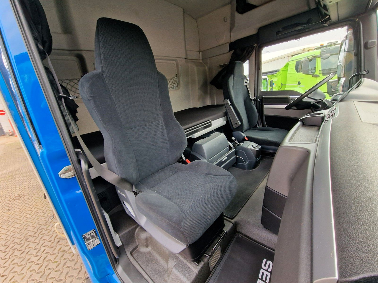 Camion à rideaux coulissants MAN TGX 18.440 4X2 LL-U /Intarder/Hubdach/Durchlade: photos 17 Camion à rideaux coulissants MAN TGX 18.440 4X2 LL-U /Intarder/Hubdach/Durchlade: photos 17