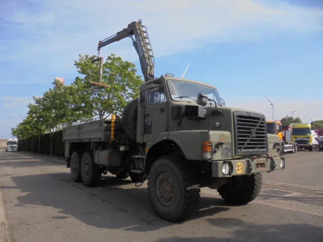 Volvo N 10 6X6 L + FASSI - Camion plateau, Camion grue: photos 3 Volvo N 10 6X6 L + FASSI - Camion plateau, Camion grue: photos 3