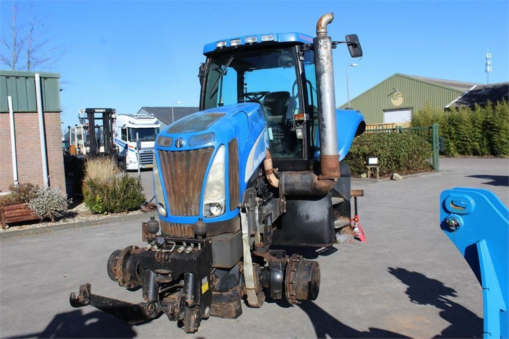 New Holland T8020 - Tracteur agricole: photos 3 New Holland T8020 - Tracteur agricole: photos 3