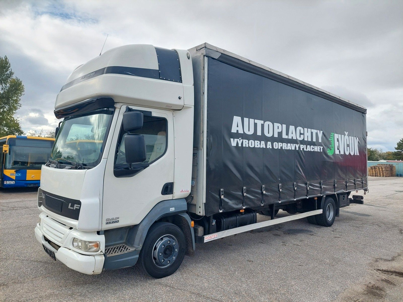 DAF FA LF 45.220 G12 4x2 - Camion à rideaux coulissants: photos 1 DAF FA LF 45.220 G12 4x2 - Camion à rideaux coulissants: photos 1