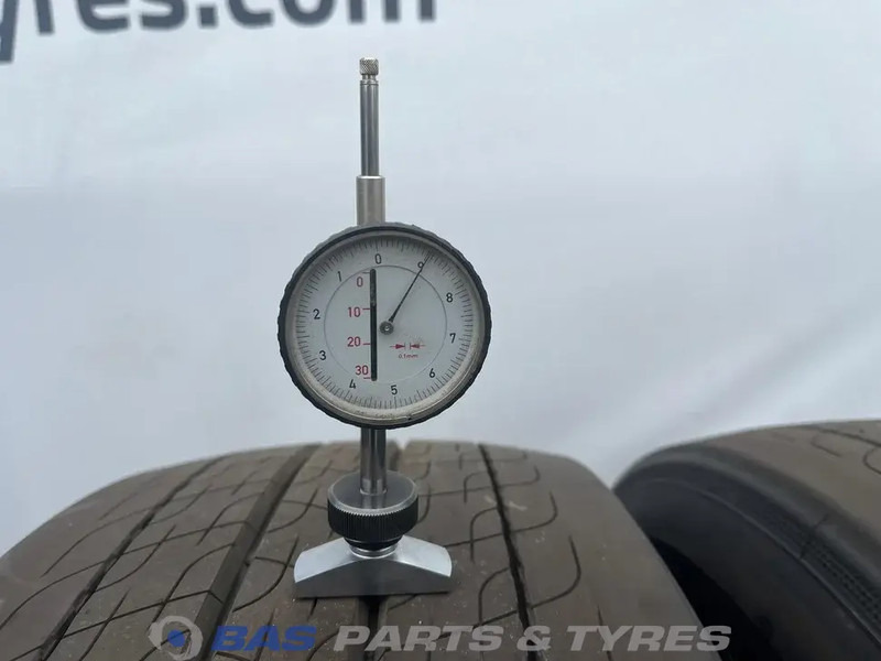 Continental Continental 315/70R22.5 EfficientPro HS5 156/150 M+S 3PMSF gebruikte set - Pneu pour Camion: photos 3 Continental Continental 315/70R22.5 EfficientPro HS5 156/150 M+S 3PMSF gebruikte set - Pneu pour Camion: photos 3