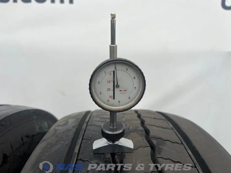 Continental Continental 315/70R22.5 Hybrid HS5 156/150 M+S 3PMSF gebruikte set - Pneu pour Camion: photos 3 Continental Continental 315/70R22.5 Hybrid HS5 156/150 M+S 3PMSF gebruikte set - Pneu pour Camion: photos 3