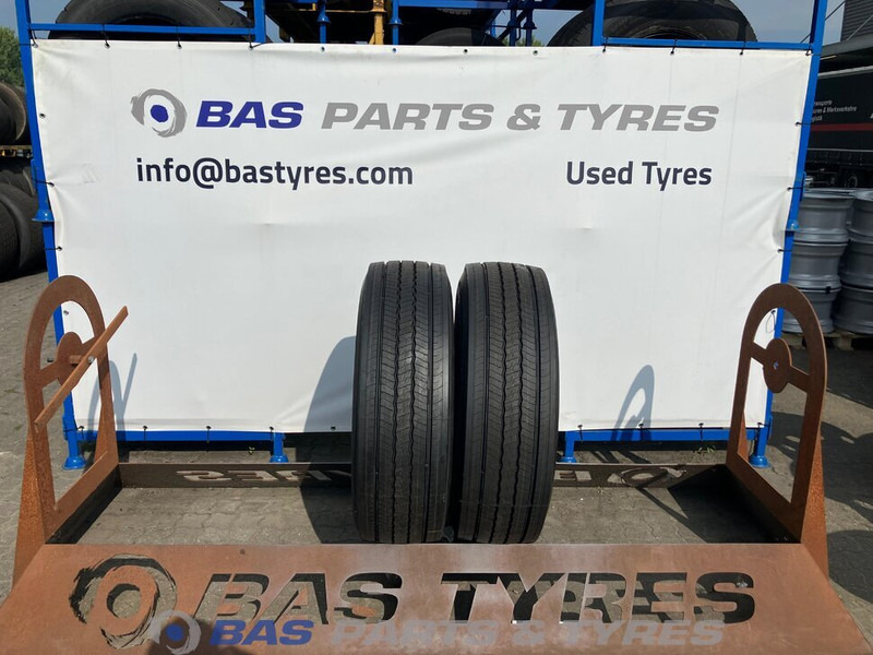 Continental Continental 315/70R22.5 Universeel 154/150 M+S 3PMSF gebruikte set - Pneu pour Camion: photos 1 Continental Continental 315/70R22.5 Universeel 154/150 M+S 3PMSF gebruikte set - Pneu pour Camion: photos 1