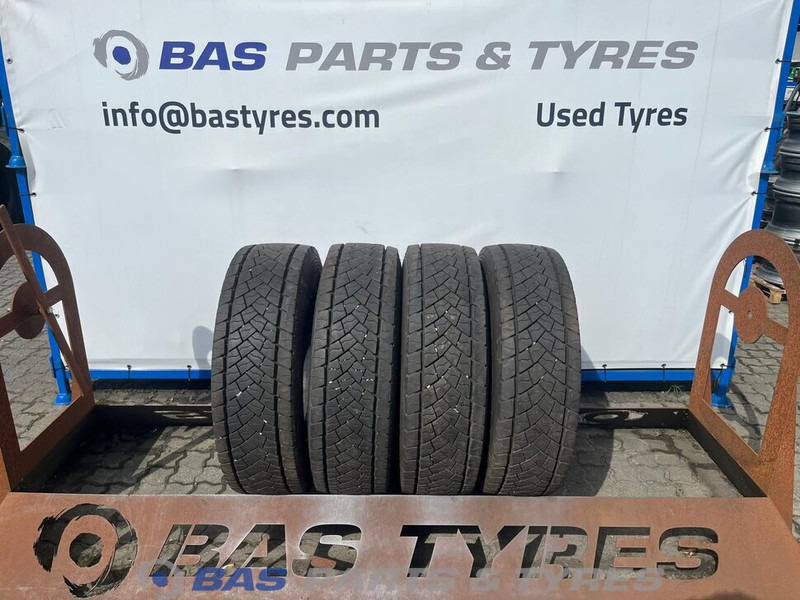 Goodyear Goodyear 285/70R19.5 KMAX D 146/144 M+S 3PMSF gebruikte set - Pneu pour Camion: photos 1 Goodyear Goodyear 285/70R19.5 KMAX D 146/144 M+S 3PMSF gebruikte set - Pneu pour Camion: photos 1