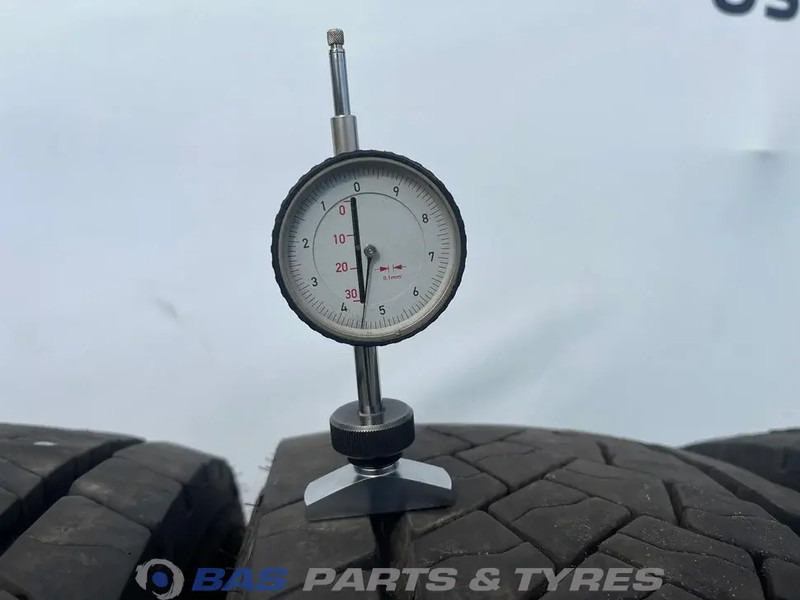 Goodyear Goodyear 285/70R19.5 KMAX D 146/144 M+S 3PMSF gebruikte set - Pneu pour Camion: photos 3 Goodyear Goodyear 285/70R19.5 KMAX D 146/144 M+S 3PMSF gebruikte set - Pneu pour Camion: photos 3