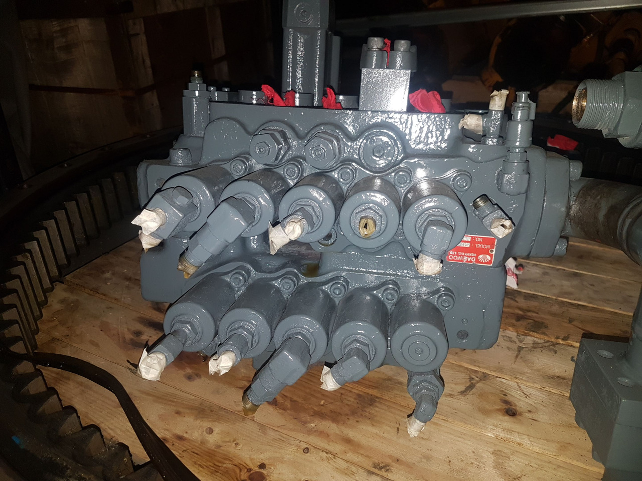 DAEWOO DX28-71 - Valve hydraulique pour Engins de chantier: photos 4 DAEWOO DX28-71 - Valve hydraulique pour Engins de chantier: photos 4
