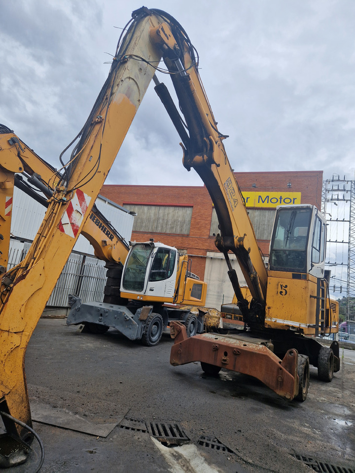 LIEBHERR A924C 675-10581 (2002) - Pelle de manutention: photos 1 LIEBHERR A924C 675-10581 (2002) - Pelle de manutention: photos 1