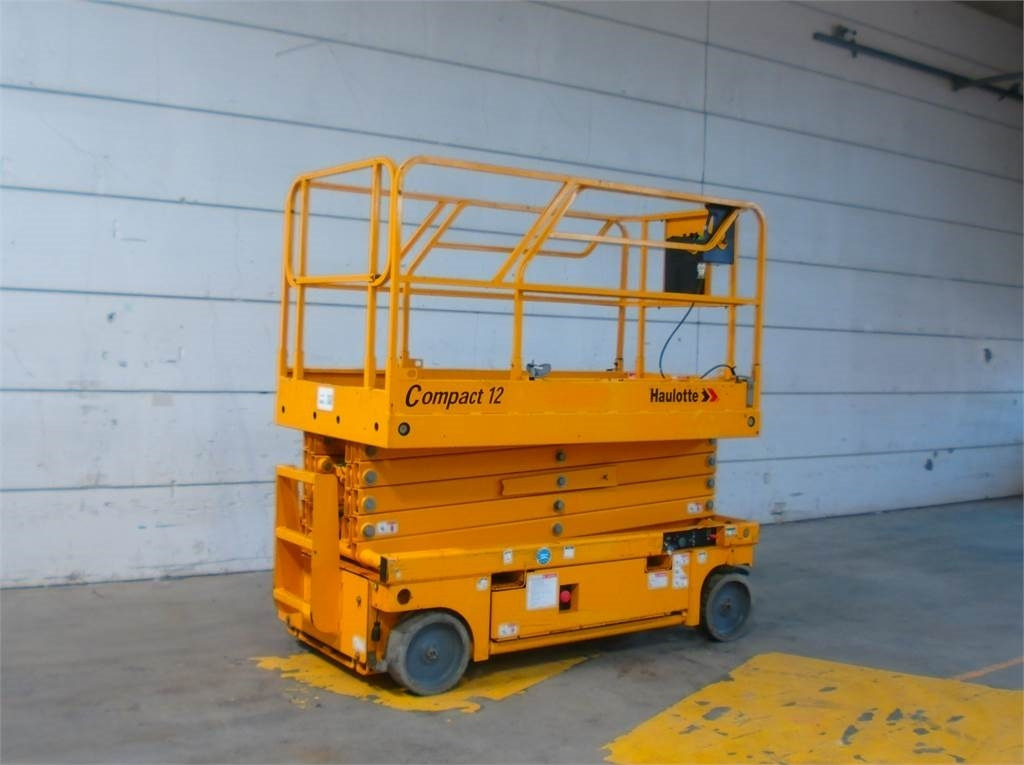 Haulotte Compact 12 - Nacelle ciseaux: photos 2 Haulotte Compact 12 - Nacelle ciseaux: photos 2