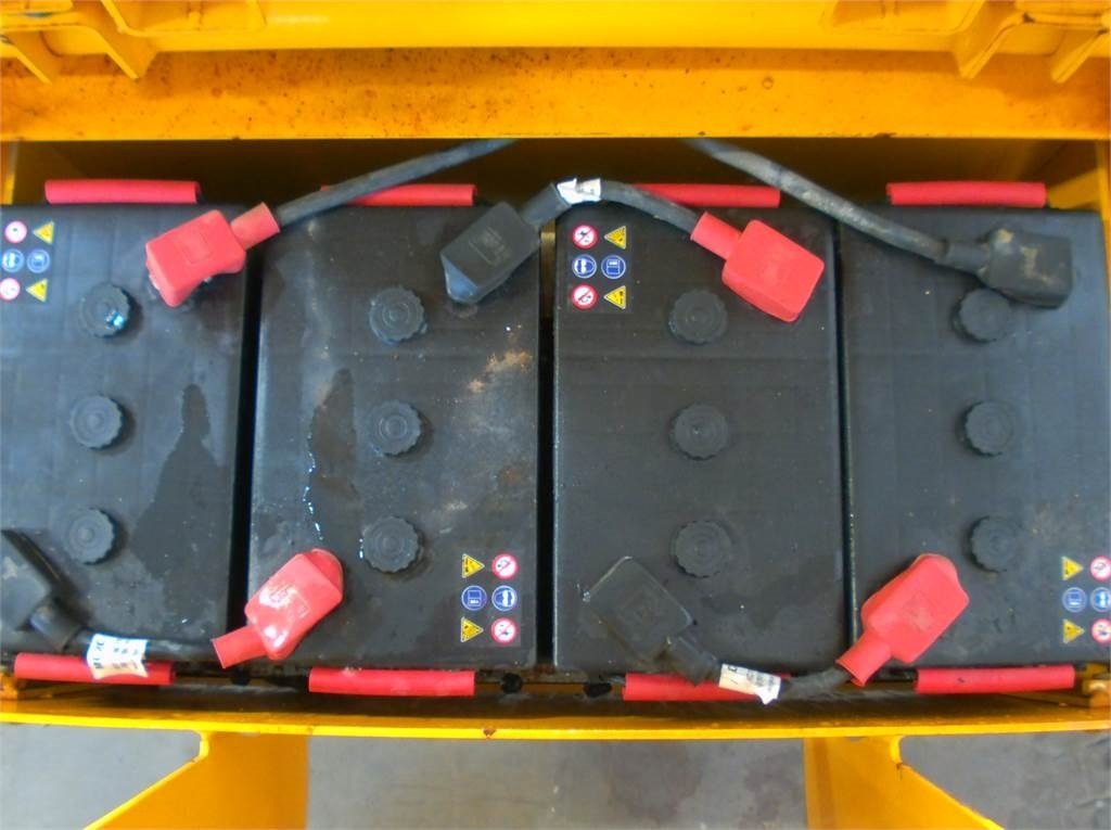 Haulotte Compact 12 - Nacelle ciseaux: photos 5 Haulotte Compact 12 - Nacelle ciseaux: photos 5