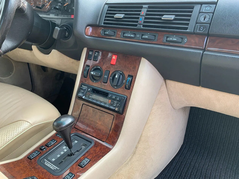 Voiture Mercedes-Benz 300-serie 300SE 350: photos 9