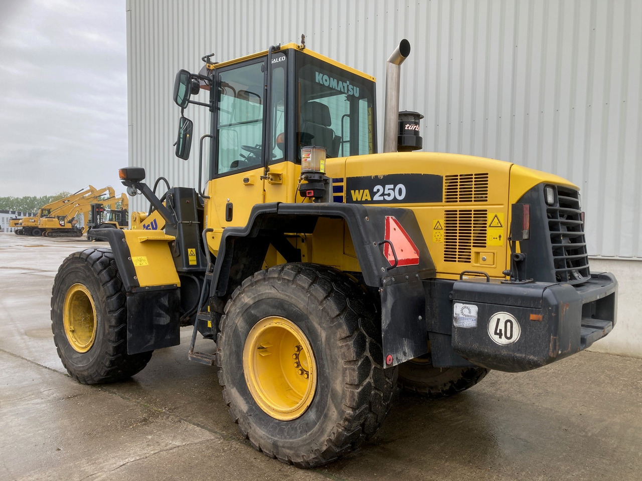 KOMATSU WA250 - Chargeuse sur pneus: photos 1 KOMATSU WA250 - Chargeuse sur pneus: photos 1