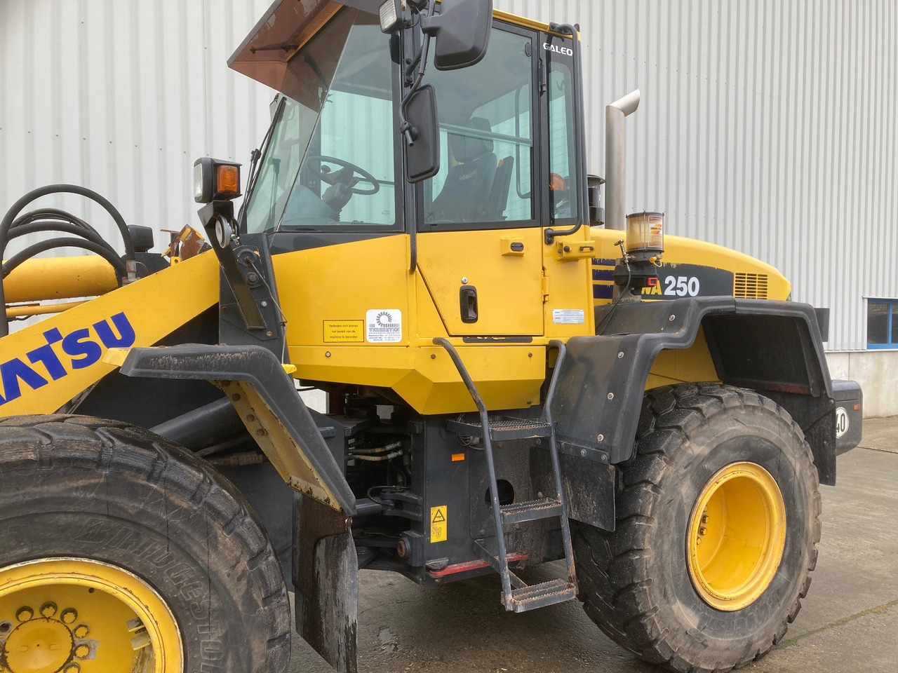 KOMATSU WA250 - Chargeuse sur pneus: photos 2 KOMATSU WA250 - Chargeuse sur pneus: photos 2