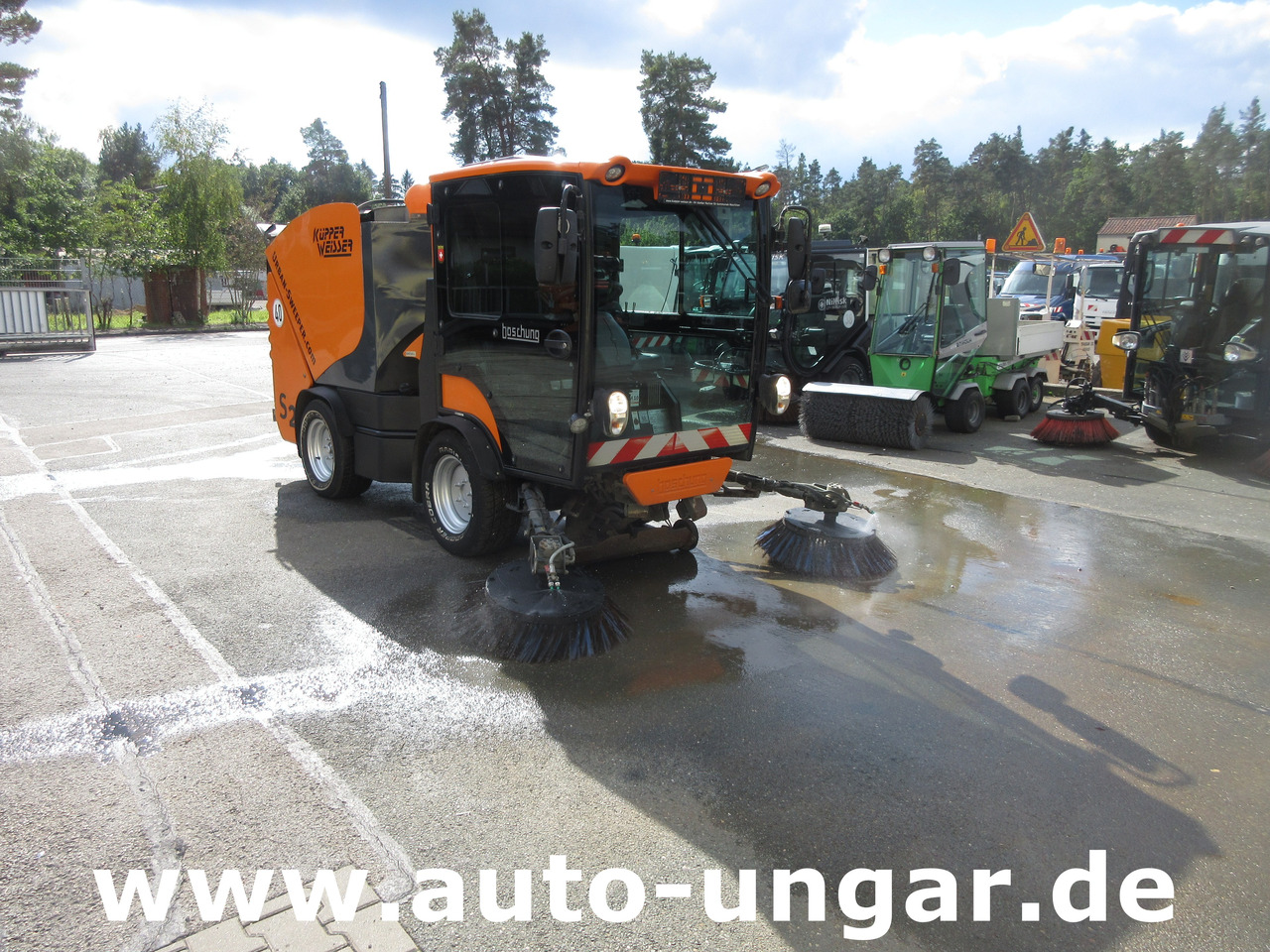 Boschung S2 Küpper-Weisser Kehrmaschine Urban Sweeper 2m³ Knicklenkung 40km/h - Balayeuse de voirie: photos 1 Boschung S2 Küpper-Weisser Kehrmaschine Urban Sweeper 2m³ Knicklenkung 40km/h - Balayeuse de voirie: photos 1