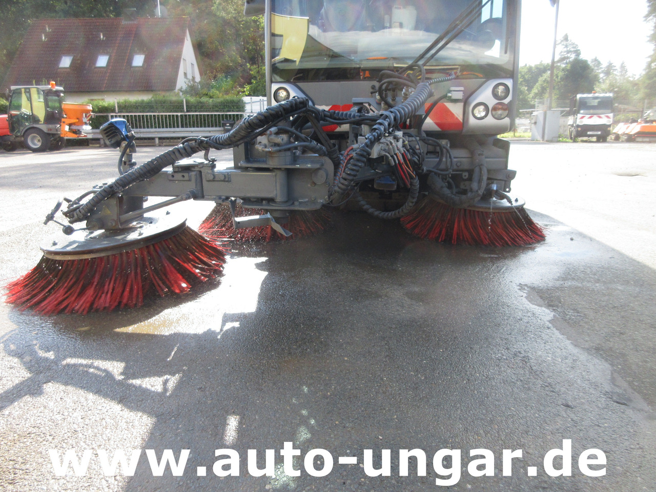 Boschung S3 Kehrmaschine urban sweeper Wildkrautbesen Allradlenkung - Balayeuse de voirie: photos 3 Boschung S3 Kehrmaschine urban sweeper Wildkrautbesen Allradlenkung - Balayeuse de voirie: photos 3