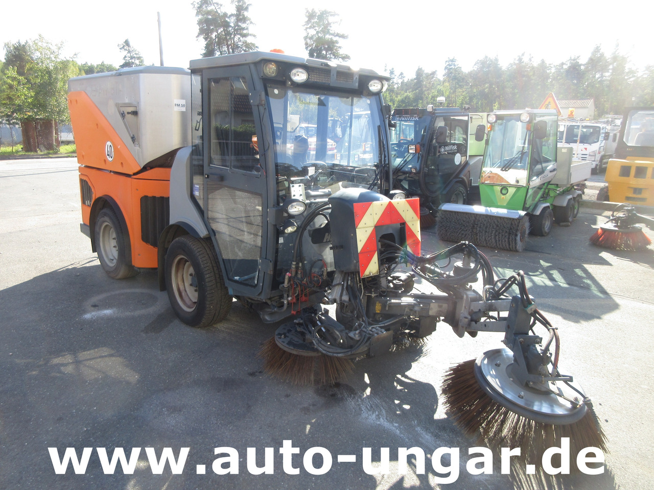 Hako CM 1600 Kehrmaschine 4x4 Baujahr 2018 3 Besen MOTORSCHADEN - Balayeuse de voirie: photos 1 Hako CM 1600 Kehrmaschine 4x4 Baujahr 2018 3 Besen MOTORSCHADEN - Balayeuse de voirie: photos 1