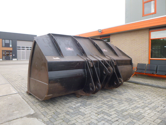 BAC Komatsu WA500 - Godet pour chargeur pour Chargeuse sur pneus: photos 3 BAC Komatsu WA500 - Godet pour chargeur pour Chargeuse sur pneus: photos 3