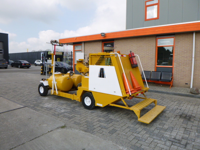 CLEANOSOL RL RL-Cold paint road marker - Travaux routiers: photos 4 CLEANOSOL RL RL-Cold paint road marker - Travaux routiers: photos 4