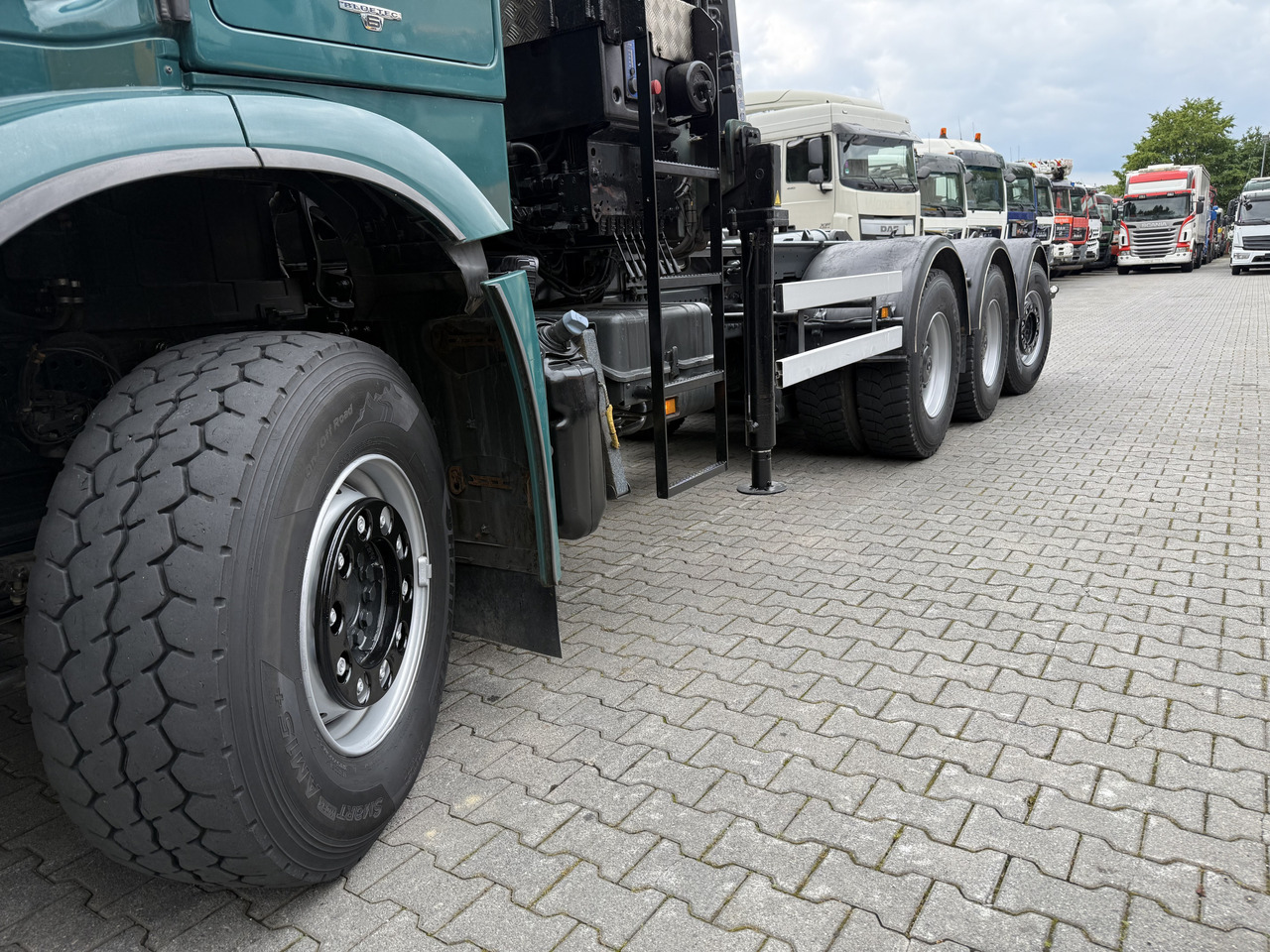 Camion ampliroll, Camion grue Mercedes-Benz Arocs 3251 8X4 Haken mit Kran HMF 2620 K5: photos 14 Camion ampliroll, Camion grue Mercedes-Benz Arocs 3251 8X4 Haken mit Kran HMF 2620 K5: photos 14