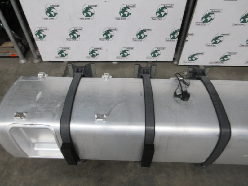 DAF 1944801 DIESEL TANK DAF XF CF MODEL 2021 845 LITER INHOUD - Réservoir de carburant pour Camion: photos 2 DAF 1944801 DIESEL TANK DAF XF CF MODEL 2021 845 LITER INHOUD - Réservoir de carburant pour Camion: photos 2