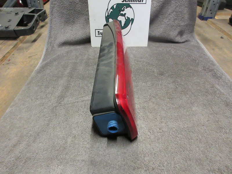 Renault 7420769776 ACHTERLAMP RENAULT T SERIE MODEL 2018 RECHTS - Feu arrière pour Camion: photos 2 Renault 7420769776 ACHTERLAMP RENAULT T SERIE MODEL 2018 RECHTS - Feu arrière pour Camion: photos 2