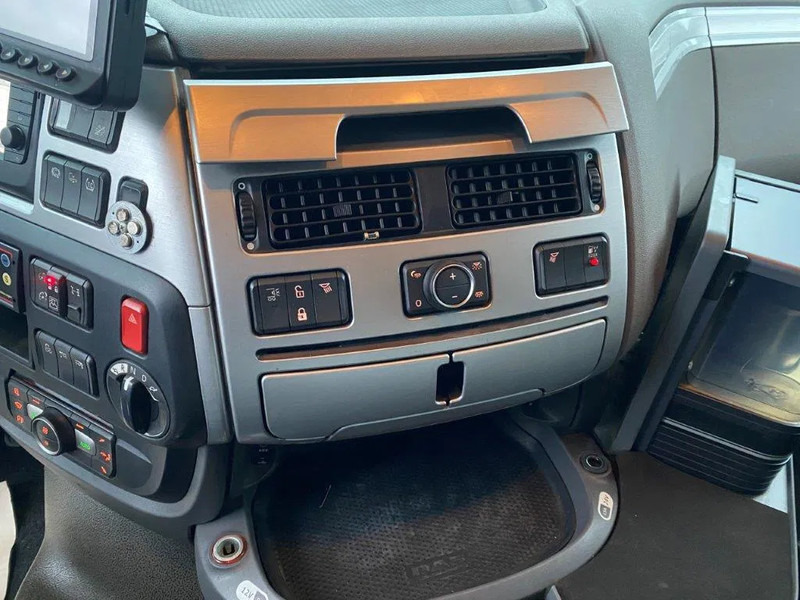 Camion ampliroll DAF XF106-530 8X2 / AJK HOOKLIFT 25000KG / 9 TON FRONT AXLE / NAVI / ONLY:612482 KM / SSC / AUTOMATIC / EURO-6 / 2019: photos 19