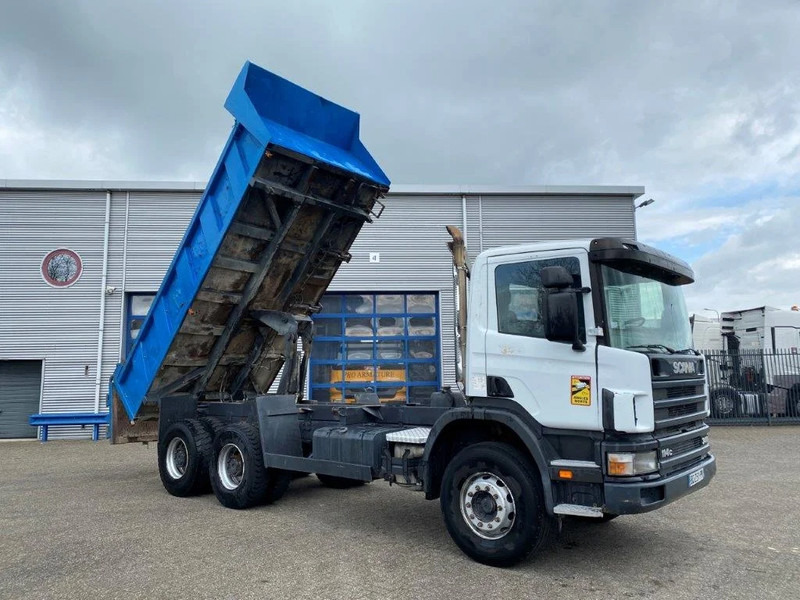 Scania 114-340 / 6X4 / 2 SIDE TIPPER / BIG AXLE / FULL-STEEL / DRUM BRAKES / MANUAL / 1999 - Camion benne: photos 5 Scania 114-340 / 6X4 / 2 SIDE TIPPER / BIG AXLE / FULL-STEEL / DRUM BRAKES / MANUAL / 1999 - Camion benne: photos 5