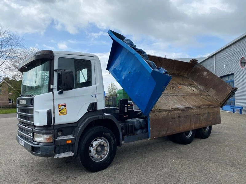 Scania 114-340 / 6X4 / 2 SIDE TIPPER / BIG AXLE / FULL-STEEL / DRUM BRAKES / MANUAL / 1999 - Camion benne: photos 3 Scania 114-340 / 6X4 / 2 SIDE TIPPER / BIG AXLE / FULL-STEEL / DRUM BRAKES / MANUAL / 1999 - Camion benne: photos 3
