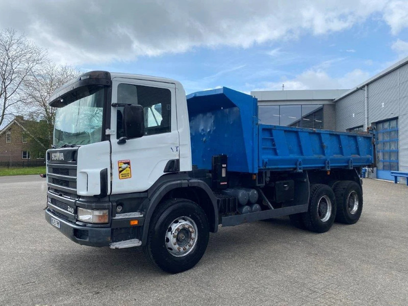 Scania 114-340 / 6X4 / 2 SIDE TIPPER / BIG AXLE / FULL-STEEL / DRUM BRAKES / MANUAL / 1999 - Camion benne: photos 1 Scania 114-340 / 6X4 / 2 SIDE TIPPER / BIG AXLE / FULL-STEEL / DRUM BRAKES / MANUAL / 1999 - Camion benne: photos 1