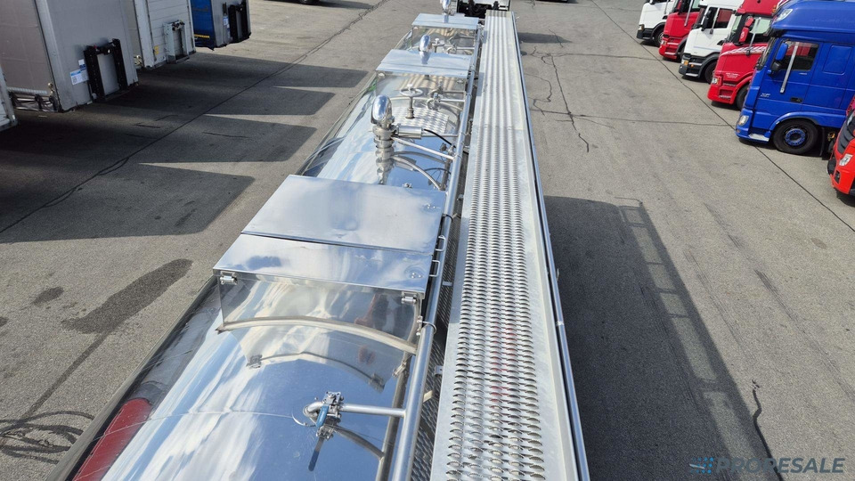 OSTATNÍ SEKA SPSTT/11C/38A1 - Potravinářská cisterna výpustná 31 m3 - 3 komory - Semi-remorque citerne: photos 4 OSTATNÍ SEKA SPSTT/11C/38A1 - Potravinářská cisterna výpustná 31 m3 - 3 komory - Semi-remorque citerne: photos 4