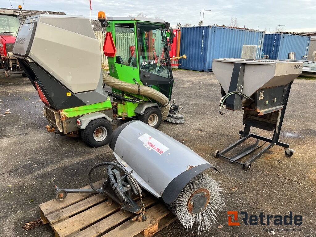 Redskabsbærer Nilfisk FH3 med maskinsæt. - Véhicule de voirie/ Spécial: photos 4 Redskabsbærer Nilfisk FH3 med maskinsæt. - Véhicule de voirie/ Spécial: photos 4