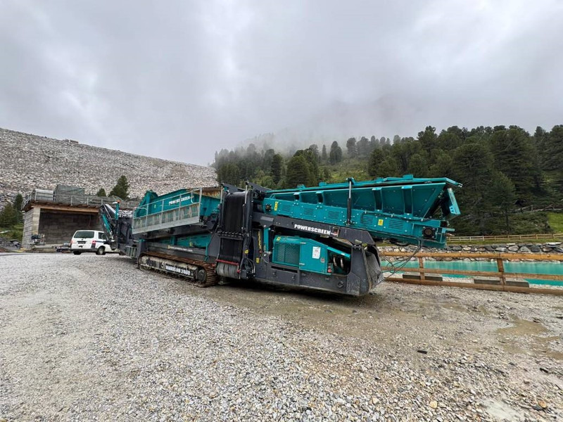 Powerscreen Warrior 2400 - Only 1000 Hours! Extra Conveyor - Crible: photos 2 Powerscreen Warrior 2400 - Only 1000 Hours! Extra Conveyor - Crible: photos 2