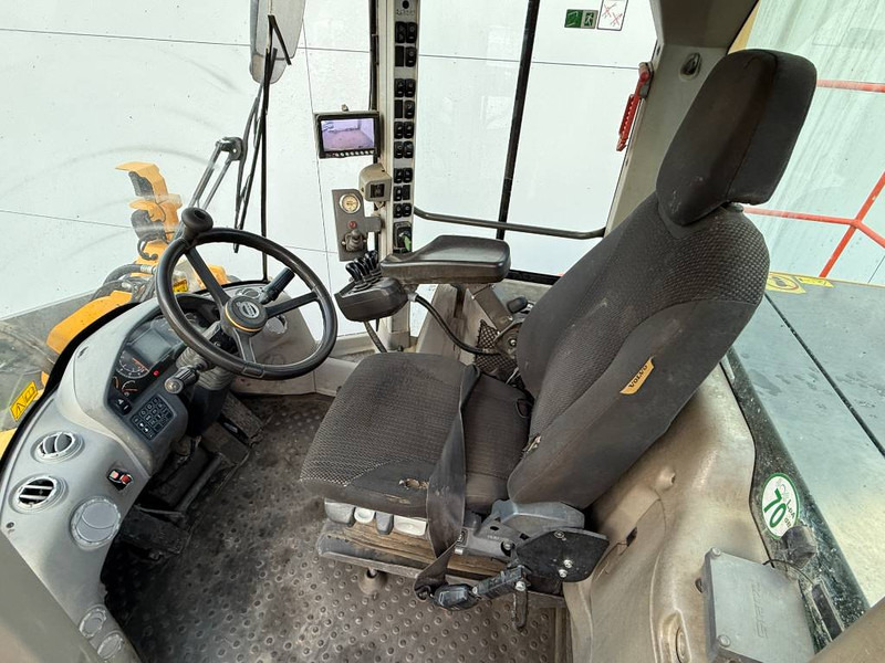 Chargeuse sur pneus Volvo L220H - German Machine / 3rd Function: photos 8