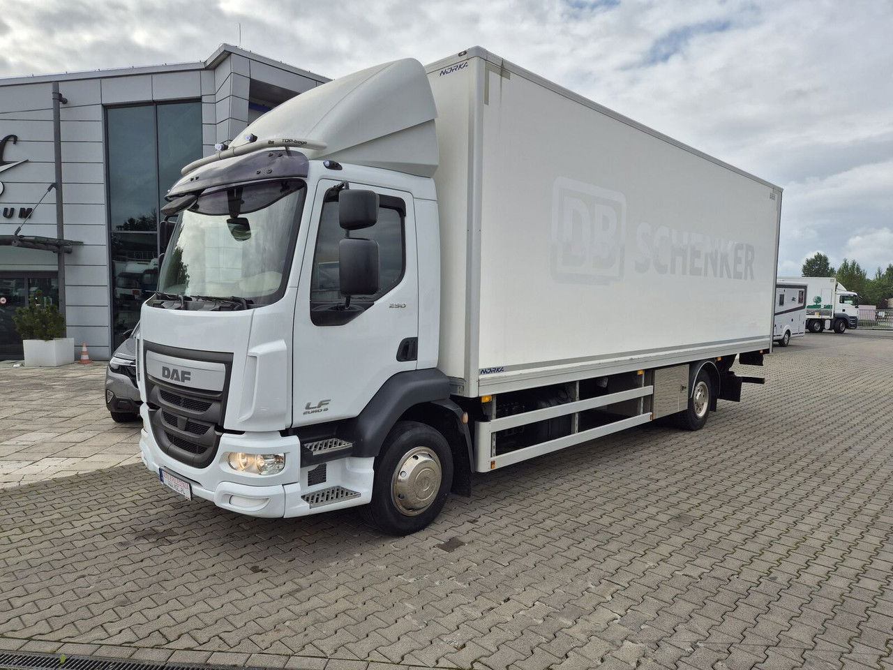 DAF LF 250 FA / Euro 6 / 18 EP / 3 Seats / 1 Owner - Camion fourgon: photos 1 DAF LF 250 FA / Euro 6 / 18 EP / 3 Seats / 1 Owner - Camion fourgon: photos 1