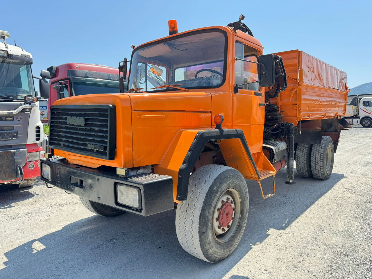 Iveco 160-23 4x4 tipper - crane 9m - Camion benne: photos 1 Iveco 160-23 4x4 tipper - crane 9m - Camion benne: photos 1