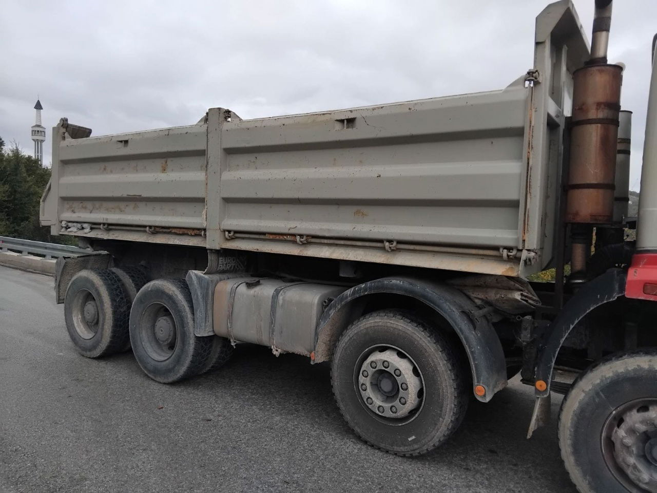 Mercedes-Benz SK 3235 8X4 tipper - V8 - Spring - Camion benne: photos 5 Mercedes-Benz SK 3235 8X4 tipper - V8 - Spring - Camion benne: photos 5