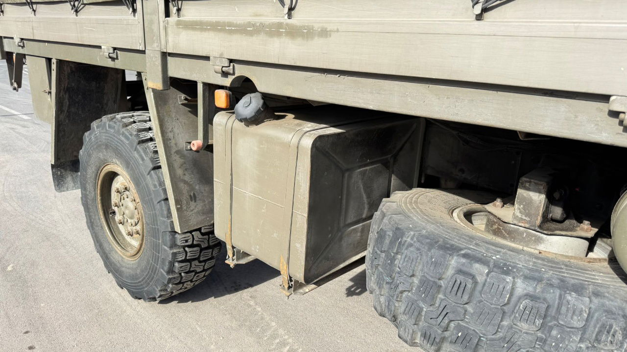 Steyr 12M18 4X4 stake body - truck - Camion à rideaux coulissants: photos 3 Steyr 12M18 4X4 stake body - truck - Camion à rideaux coulissants: photos 3