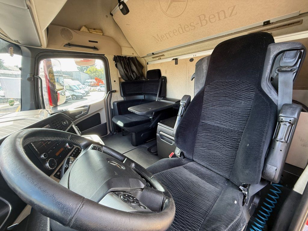 Tracteur routier Mercedes-Benz 1848 Actros Gigaspace: photos 15 Tracteur routier Mercedes-Benz 1848 Actros Gigaspace: photos 15