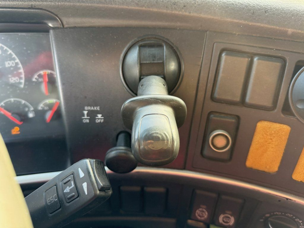 Volvo FM12.460 6x2 EURO 3 en leasing occasion Volvo FM12.460 6x2 EURO 3: photos 20