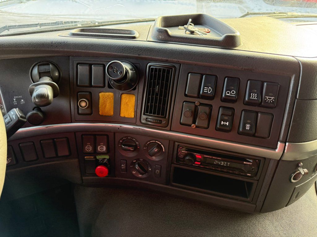 Volvo FM12.460 6x2 EURO 3 en leasing occasion Volvo FM12.460 6x2 EURO 3: photos 19