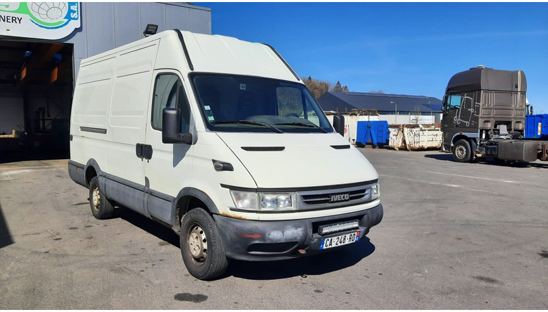Iveco Daily 35S12 - Fourgon utilitaire: photos 1 Iveco Daily 35S12 - Fourgon utilitaire: photos 1
