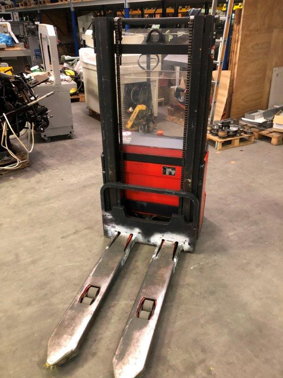 Ant Linde L 10 - high lift truck - stacker - electric pallet truck - pedestrian stacker - Gerbeur: photos 2 Ant Linde L 10 - high lift truck - stacker - electric pallet truck - pedestrian stacker - Gerbeur: photos 2