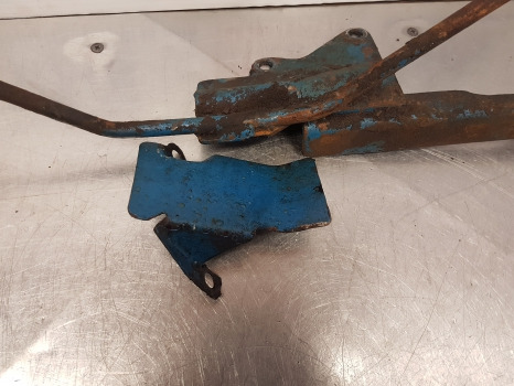 Ford 3000, 4000 Battery Support Bracket C5nn8n096g - Carrosserie et extérieur: photos 4 Ford 3000, 4000 Battery Support Bracket C5nn8n096g - Carrosserie et extérieur: photos 4