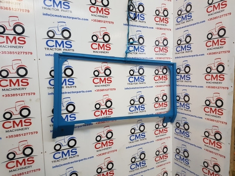 Ford 4000, 5000, 6000, 4600, 5600, 6600 Cab Back Rear Window Frame 81829306 - Fenêtre et pièces: photos 1 Ford 4000, 5000, 6000, 4600, 5600, 6600 Cab Back Rear Window Frame 81829306 - Fenêtre et pièces: photos 1