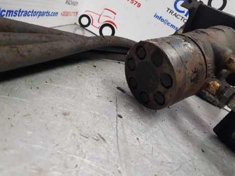 Ford 555, 7910, 8210 Orbital Steering Motor Valve Assy 86604767, 86585452 - Commande de gouvernail pour Tracteur agricole: photos 4 Ford 555, 7910, 8210 Orbital Steering Motor Valve Assy 86604767, 86585452 - Commande de gouvernail pour Tracteur agricole: photos 4