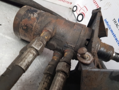 Ford 555, 7910, 8210 Orbital Steering Motor Valve Assy 86604767, 86585452 - Commande de gouvernail pour Tracteur agricole: photos 3 Ford 555, 7910, 8210 Orbital Steering Motor Valve Assy 86604767, 86585452 - Commande de gouvernail pour Tracteur agricole: photos 3